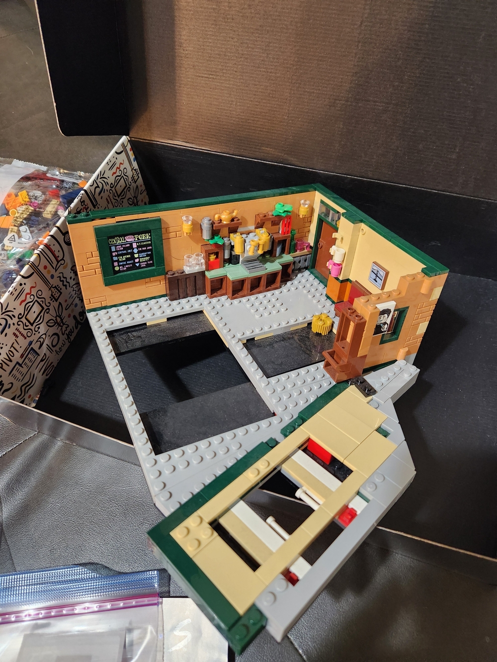 Like New LEGO FRIENDS Central Perk TV Set - Brown & Multicolor Complete! - Picture 5 of 11